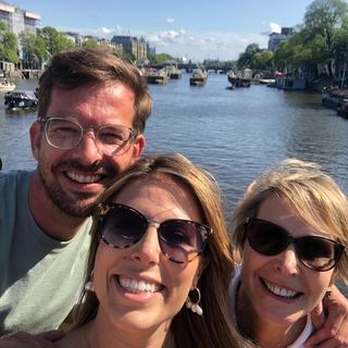 Guests walking with Dennis along an Amsterdam canal