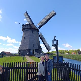 Guests with Dennis by the water in Amsterdam Noord