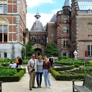 Guests walking with Dennis along an Amsterdam canal
