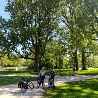Guests walking with Dennis along an Amsterdam canal
