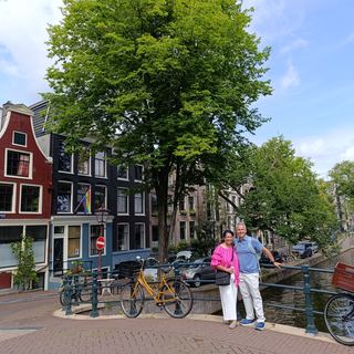 Guests walking with Dennis along an Amsterdam canal