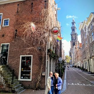 Guests with Dennis in a quiet Amsterdam courtyard