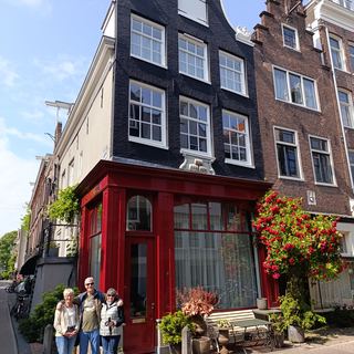 Guests with Dennis in a museum in Amsterdam