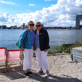 Guests with Dennis by the water in Amsterdam Noord